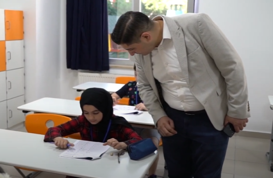 من أجواء اختبار المنحة الدراسية التي قدمتها مدراس الأوائل الدولية