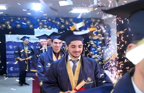 خلف كل قبعة تخرج قصة كفاح مبارك لطلاب و طالبات مدارس الأوائل الدولية